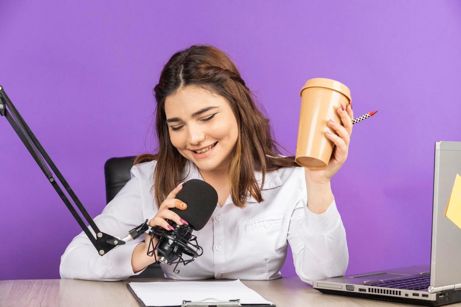 Profesionales del periodismo digital trabajando en redacción colaborativa